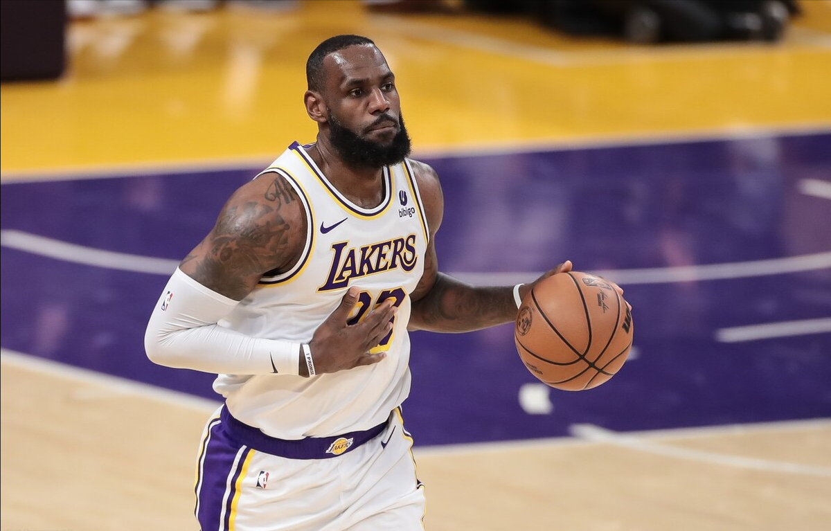 詹姆斯遭遇十二持续失利，西班牙队教练压力巨大！赛场气氛高涨的简单介绍